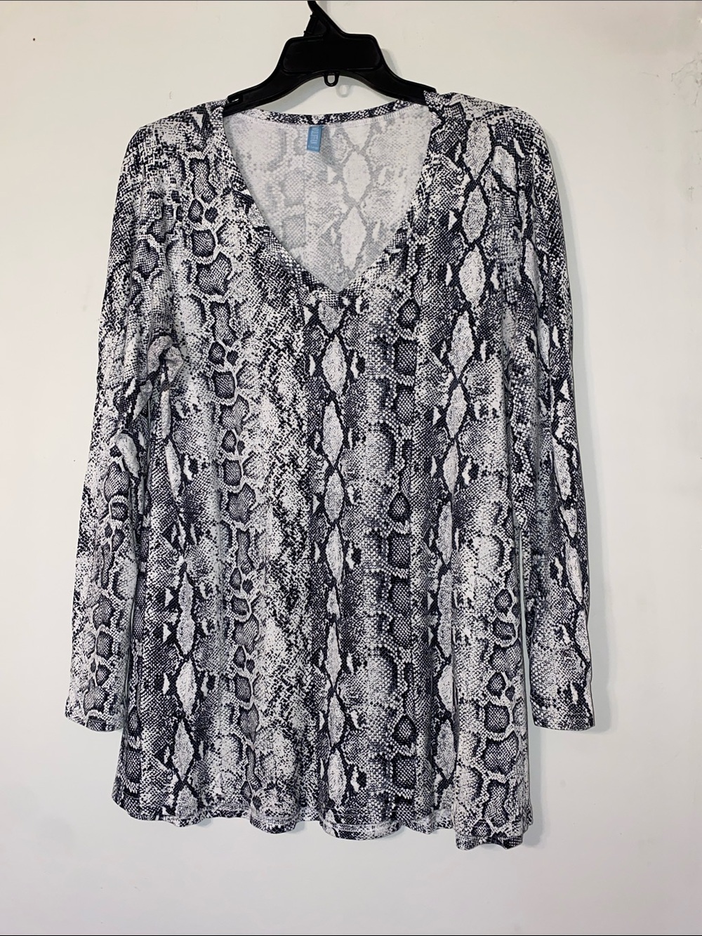 Women's V-Neck Long Sleeve Snake Print Tee - Black & White
